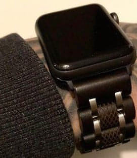 Apple watch band av trä. Finns i 3 olika modeller. Perfekt bröllopspresent eller present till ert träbröllop, alla hjärtans dag, till din pokvän, flickvän, till födelsedagen, mors dag, fars dag eller kanske en julklapp