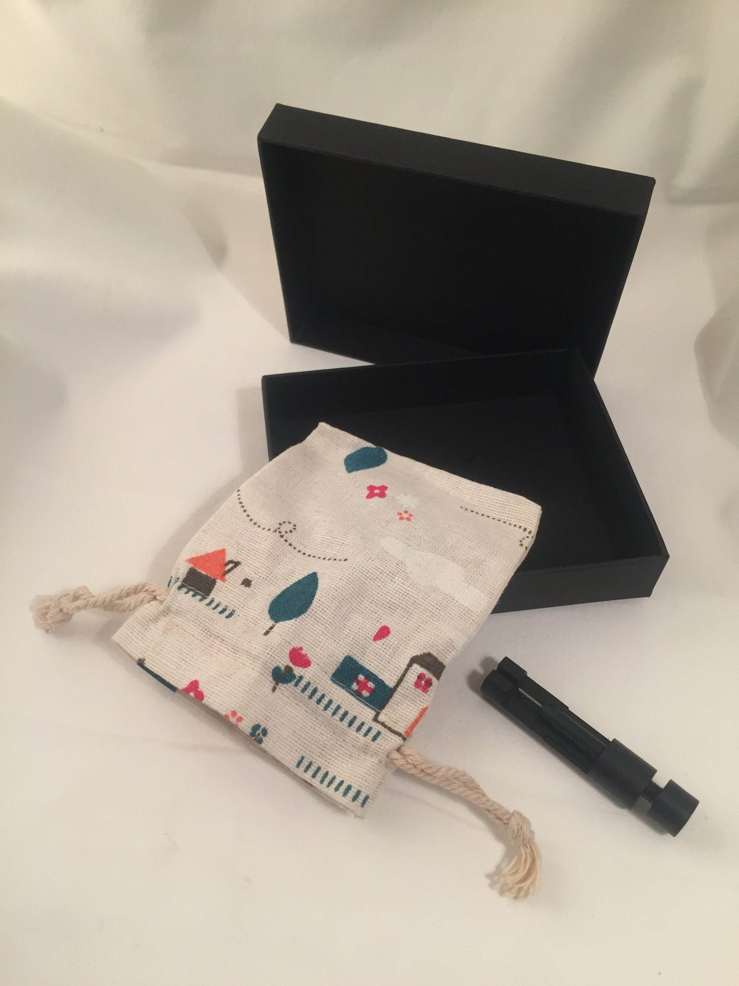 Ditt träarmband levereras i en presentförpackning i papp. Medföljer liten tygpåse och verktyg