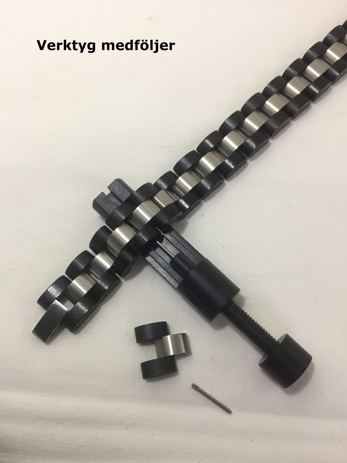 verktyg medföljer för att justera längden på armbandet