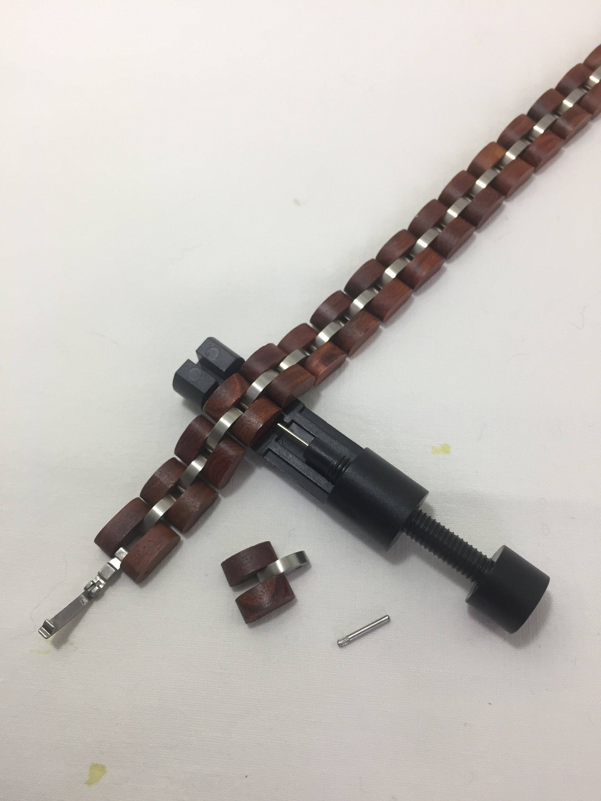 Justera armbandet med det medföljande verktyget