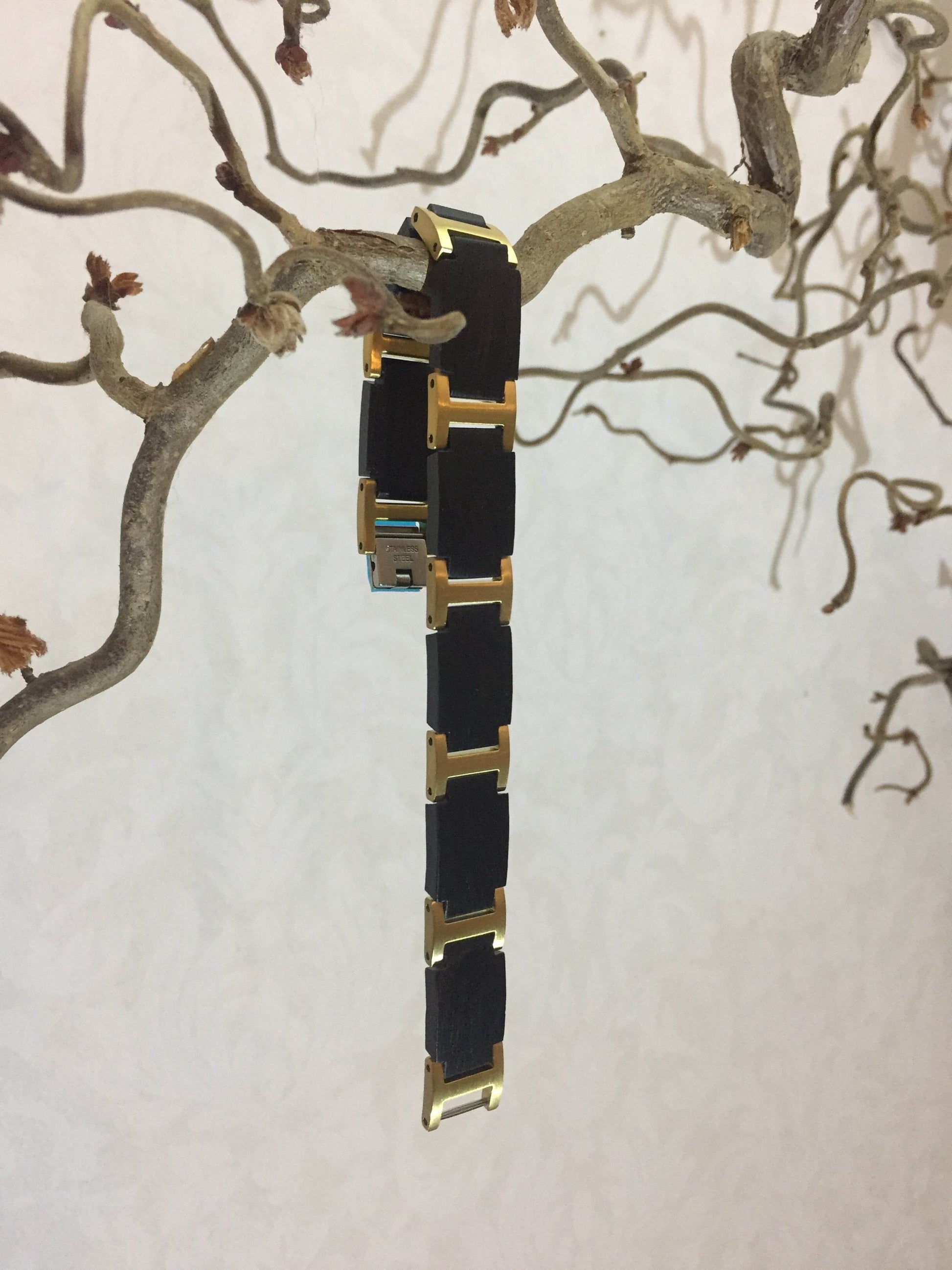 Naturligt och elegant. Naturligt elegant. Träarmband H-link i svart Ebony trä