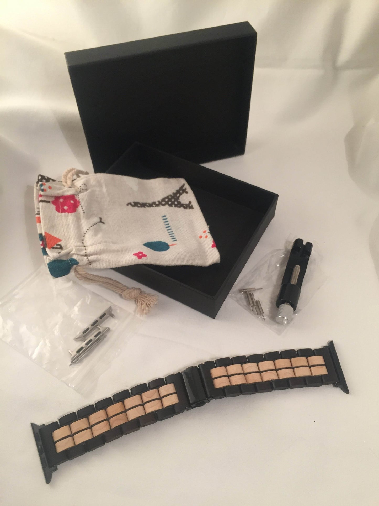Applewatch band i Ebony och Zebraträ. Presentförpackning med tygpåse, extra fäste och verktyg för att justera armbandet medföljer. Perfekt bröllopspresent eller present till ert träbröllop, alla hjärtans dag, till din pokvän, flickvän, till födelsedagen, mors dag, fars dag eller kanske en julklapp