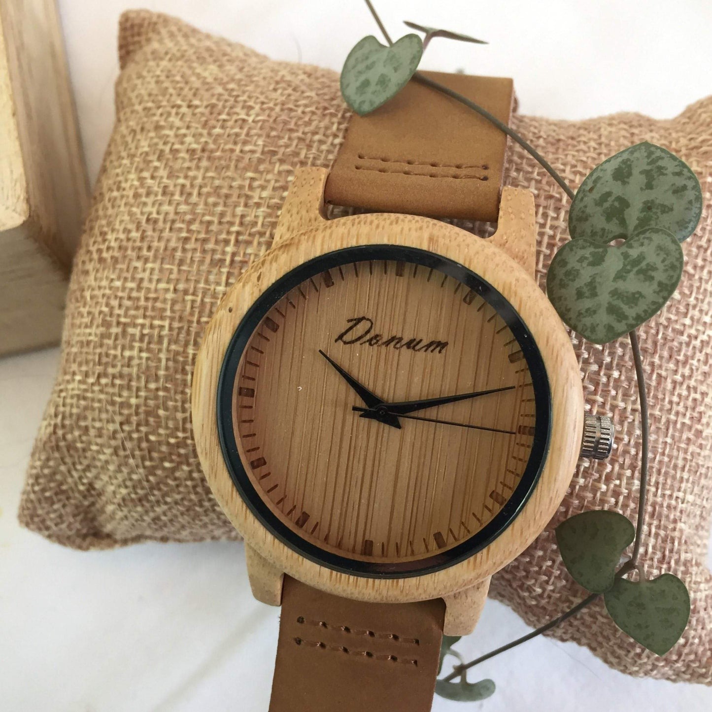 En unik, ekologisk, handgjord klocka av naturmaterial. Bambu och äkta skinn i en hällig mix. Perfekt bröllopspresent eller present till ert träbröllop, alla hjärtans dag, till din pokvän, flickvän, till födelsedagen, mors dag, fars dag eller kanske en julklapp