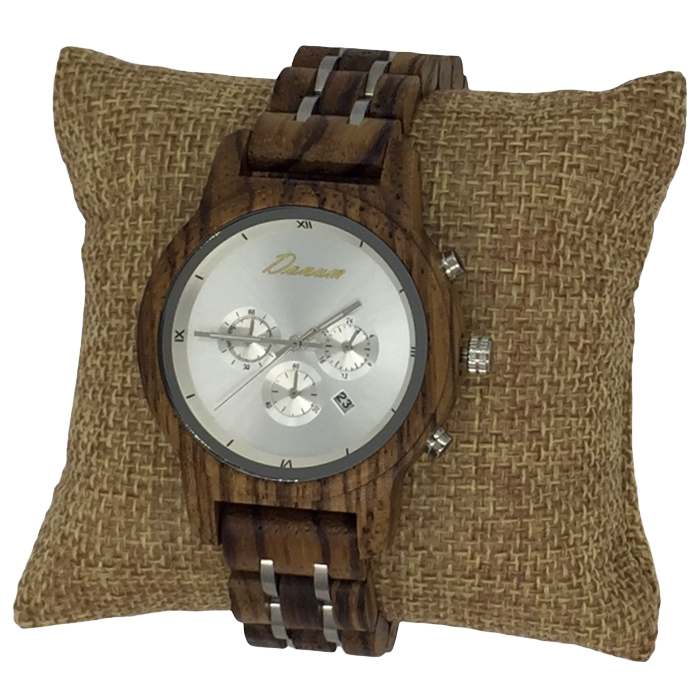 Ett vackert armbandsur gjort av trä! Kvalitetsurverk från Miyota, glas från Seiko. Levereras i graverbar trälåda. Klockan graveras på baksidan. Perfekt bröllopspresent eller present till ert träbröllop, alla hjärtans dag, till din pokvän, flickvän, till födelsedagen, mors dag, fars dag eller kanske en julklapp