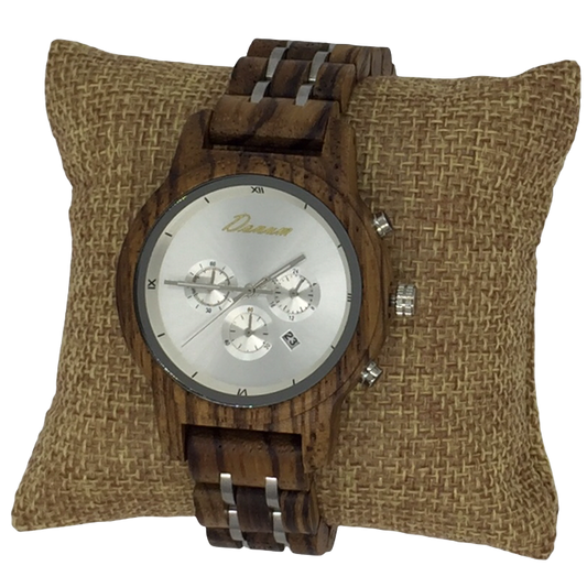 Ett vackert armbandsur gjort av trä! Kvalitetsurverk från Miyota, glas från Seiko. Levereras i graverbar trälåda. Klockan graveras på baksidan. Perfekt bröllopspresent eller present till ert träbröllop, alla hjärtans dag, till din pokvän, flickvän, till födelsedagen, mors dag, fars dag eller kanske en julklapp