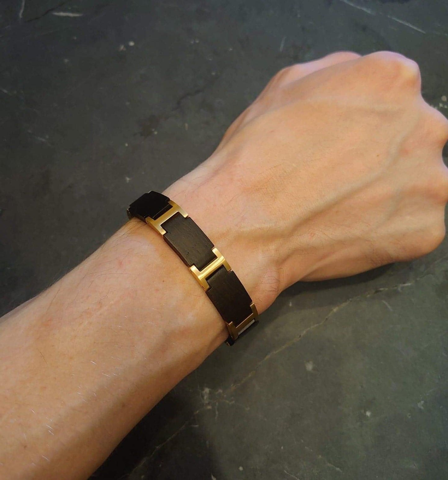 H-link. Unik stil, unika material. Träarmband från Donum.earth