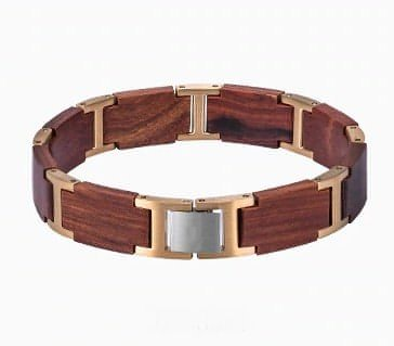 Ett unikt, ekologiskt, handgjort armband av naturmaterial och rostrfitt stål. Här i rött Sandelträ och "guld"eloxerat rostfritt stål