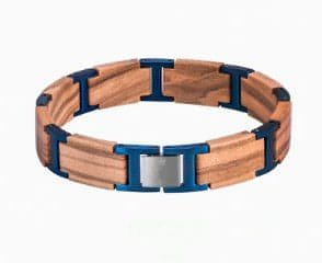 Ett unikt, ekologiskt, handgjort armband av naturmaterial och rostrfitt stål. Fyra varianter att välja på. Här i Olivträ och rostfritt blåeloxerat stål