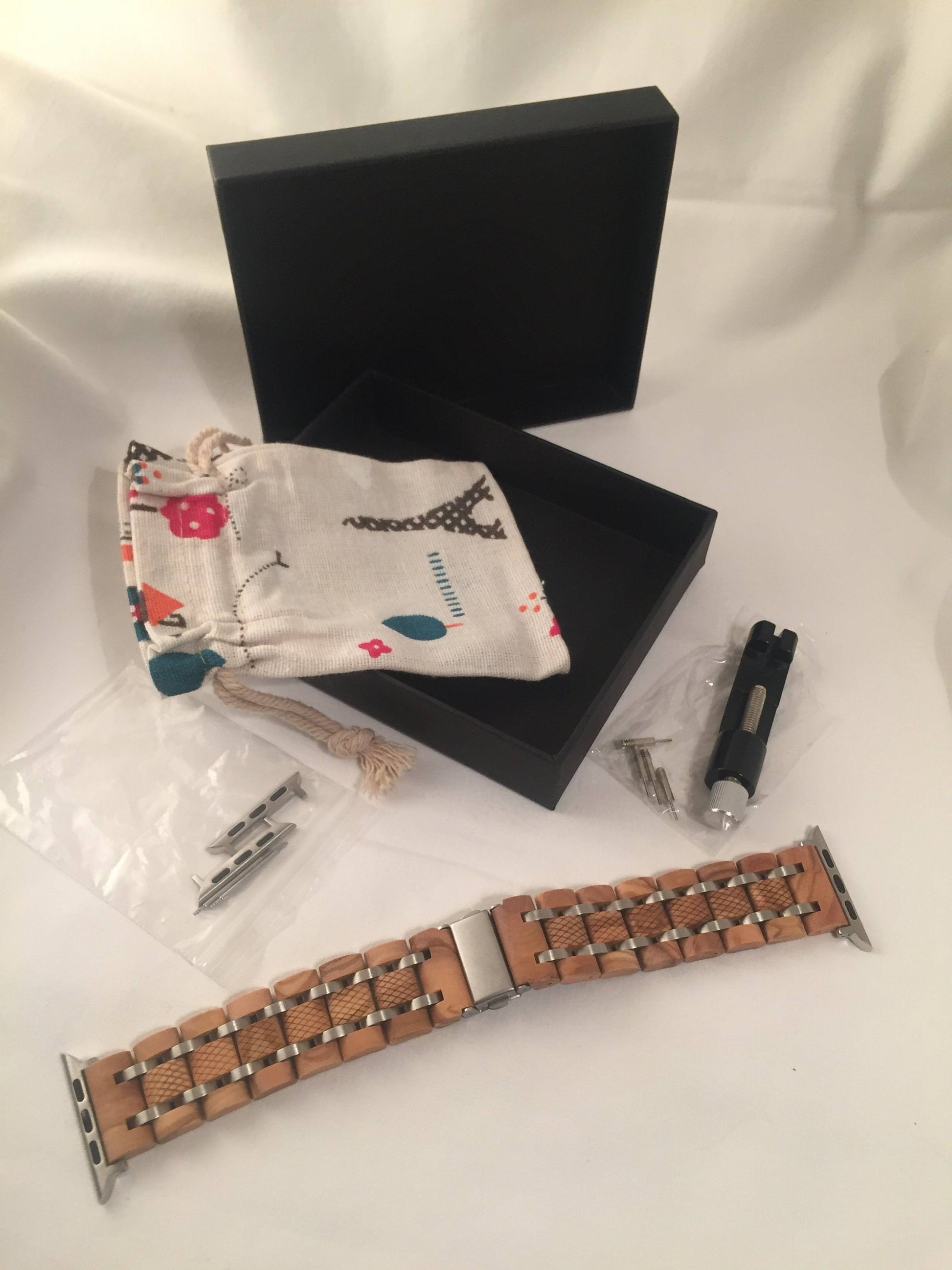 Applewatch band i en härlig mix av Zebraträ och rostfritt stål. Levereras i presentförpackning med tygpåse. Extra fäste och verktyg för justering av armbandet medföljer. Perfekt bröllopspresent eller present till ert träbröllop, alla hjärtans dag, till din pokvän, flickvän, till födelsedagen, mors dag, fars dag eller kanske en julklapp